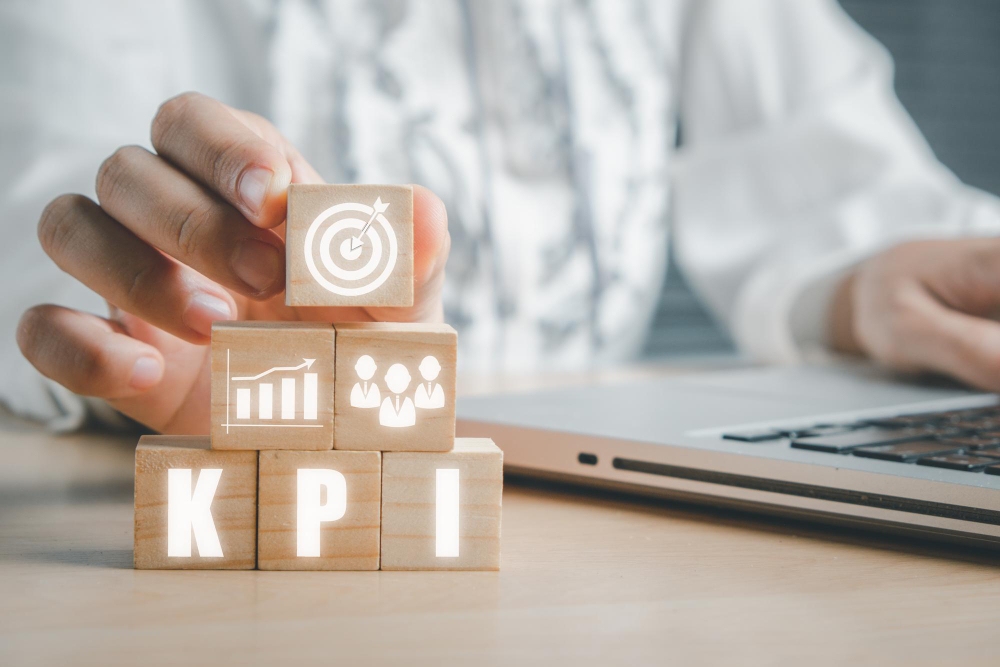 Bloques de madera con las letras KPI e iconos de objetivos y resultados