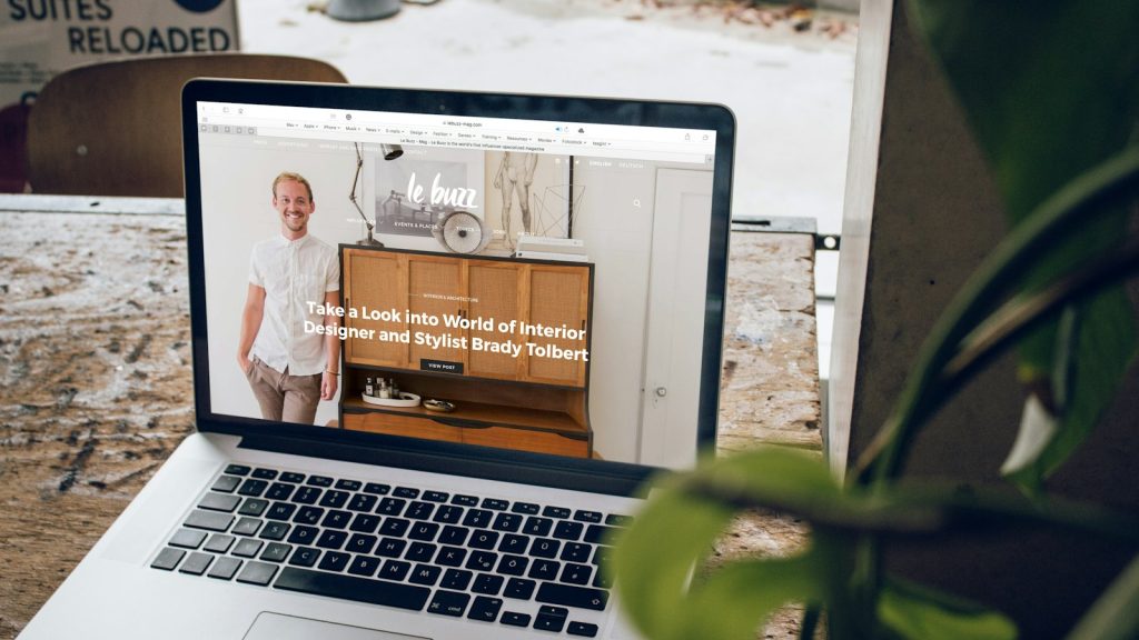 Portátil sobre una mesa con una web abierta durante un rediseño