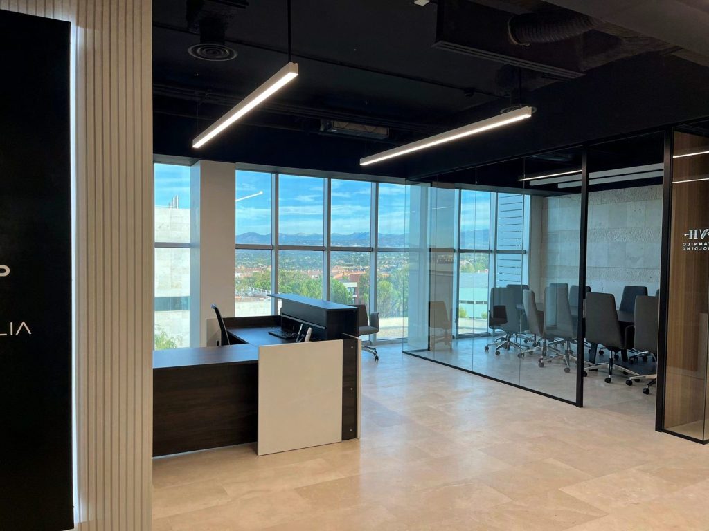 Recepción y sala de reuniones de Prismalia en Las Rozas